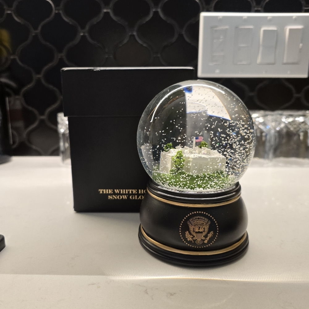 White House Snow Globe with Black Base